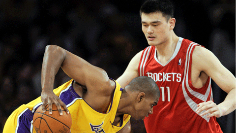 Bynum (à g.) face à la "muraille de Chine", Yao Ming.