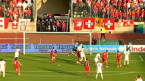 Football / Qualifications Coupe du monde : la Suisse mène 2-0 face au Luxembourg grâce à deux buts de la tête de Philippe Senderos (6e et 8e minutes).