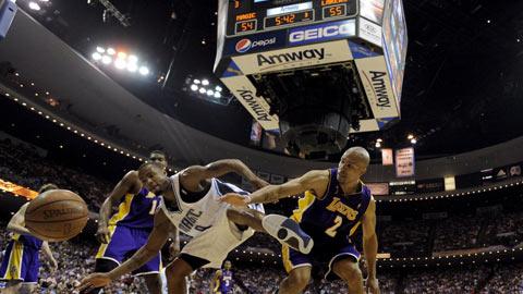 Derek Fisher (à droite) a joué un rôle décisif dans ce quatrième acte.