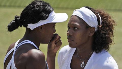 Associées en double, Venus et Serena Williams seront opposées samedi.