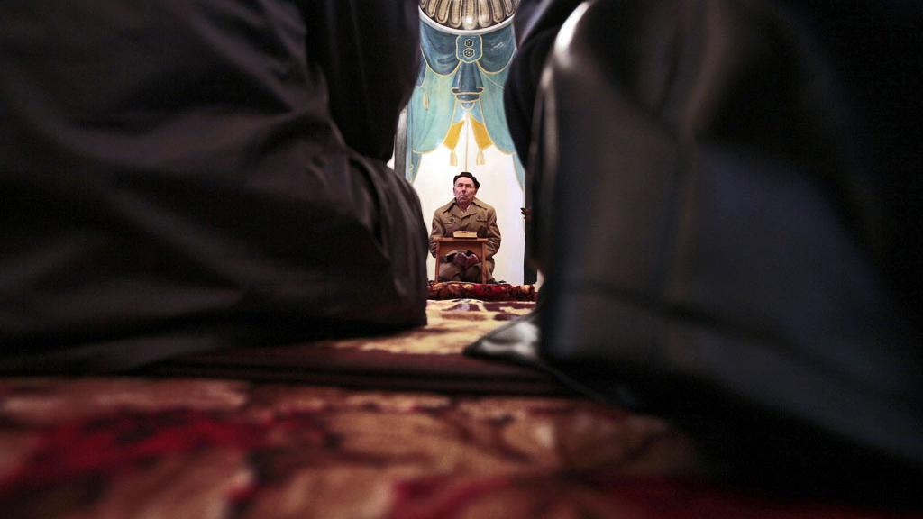 Un imam durant la prière dans une mosquée bulgare.