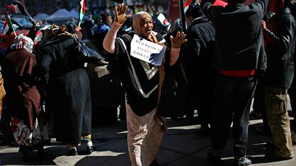 Une femme soutenant le président soudanais lors d'une manifestation à New York.