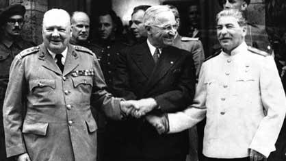 Winston Churchill, Harry Truman et Joseph Staline à Potsdam, le 23 juillet 1945. [keystone]