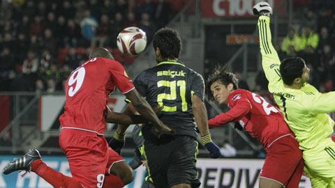 Blaise Nkufo (à g.) et Twente se sont inclinés face à Fenerbahce.