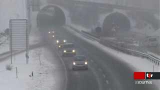La neige continue de tomber sur une partie de la Suisse, causant des ralentissements sur le réseau routier; exemple à Lausanne (VD)