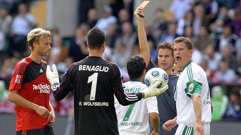 L'arbitre Felix Brych expulse le portier de la Nati.