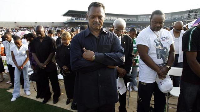 Jesse Jackson, au centre, a rendu hommage au "roi de la pop".