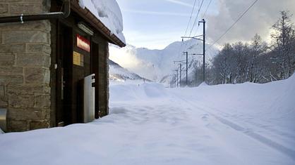 Sous la neige, la station du Matterhorn Gotthard Bahn.