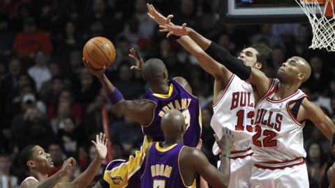 Noah (13) et Gibson (22) ne sont pas parvenus à stopper Bryant.