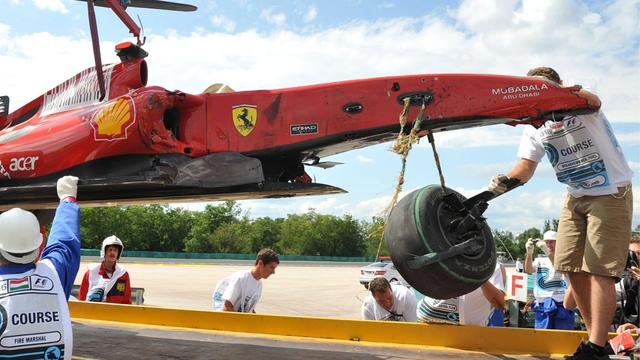 La Ferrari de Massa a foncé droit dans le mur de protection.