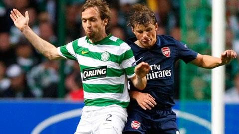 Hinkel (à gauche), du Celtic, à la lutte avec Arshavin.