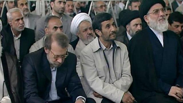 L'ayatollah Khamenei (à droite) soutient définitivement Mahmoud Ahmadinejad.