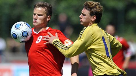 Le Suisse Seferovic (à g.) à la lutte avec Sergi Gomez Sola.