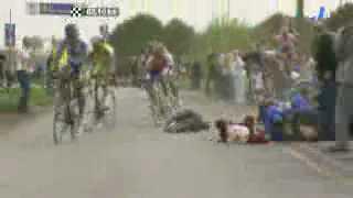 Cyclisme / Paris-Roubaix: une moto de l'organisation fauche 11 spectateurs
