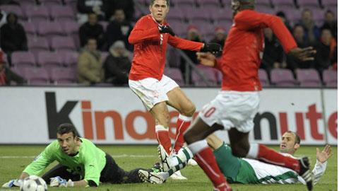 Huggel a inscrit son premier but sous le maillot rouge à croix blanche.