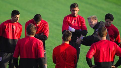 Thorsten Fink délivre ses instructions à la veille du match à Sofia.