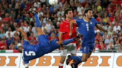 Cannavaro "souffle" le cuir à Frei et Zambrotta d'un joli retourné.