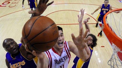 Yao Ming a inscrit 19 points mais a fini la partie en boitant.