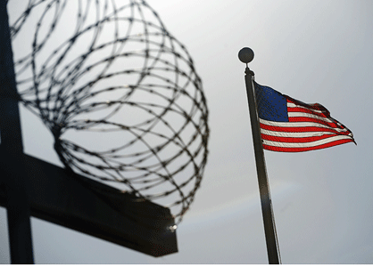 Un symbole américain flotte au-dessus de "Camp Six", à Guantanamo Bay.