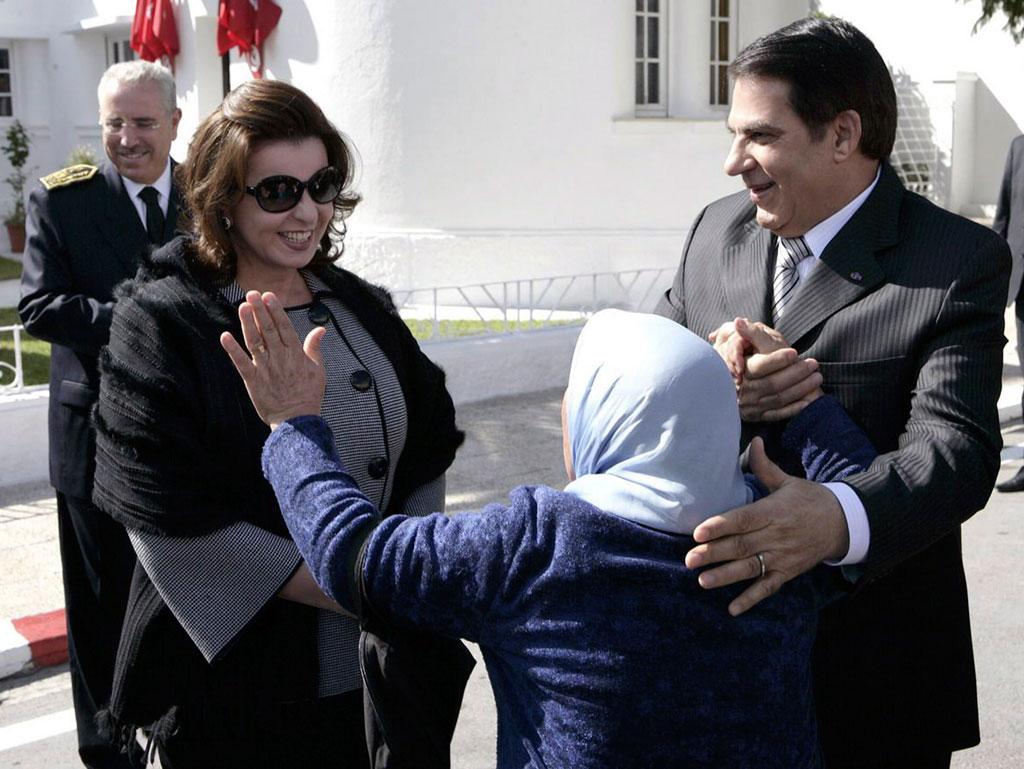 A.Ben Ali et sa femme Leila salués par une femme dans les rues de Tunis.