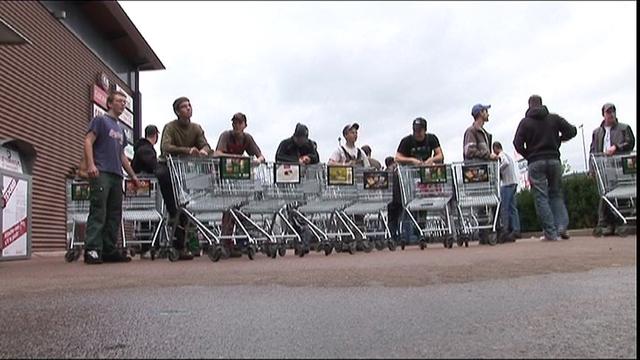 Munis de caddies, les producteurs ont bloqué un centre commercial à Bassecourt.