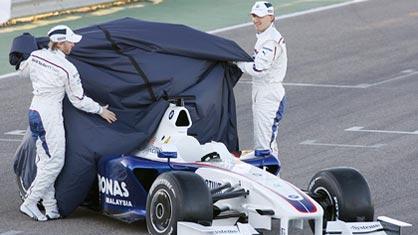 Heidfeld et Kubica dévoilent la nouvelle BMW-Sauber.