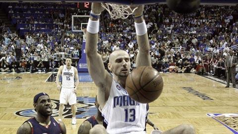 Le Polonais Gortat réalise un dunk sous les yeux de James.