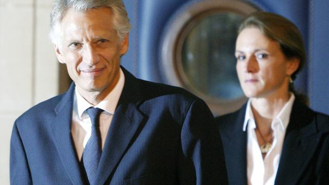 D.de Villepin s'est montré confiant lorsqu'il est arrivé au tribunal avec sa femme.