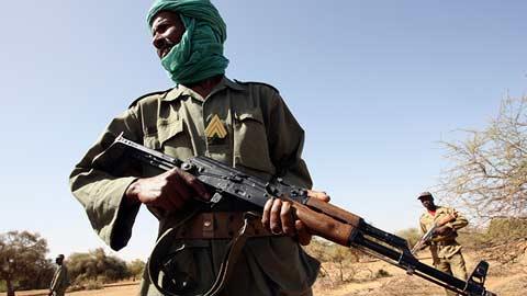 Un soldat malien patrouillant dans une zone où se trouvent des rebelles.