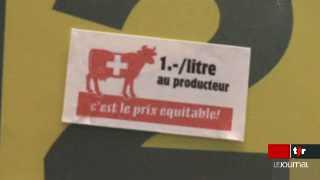 Bassecourt (JU): les producteurs de lait ont bloqué un centre commercial pour protester contre la rémunération excessivement basse du lait