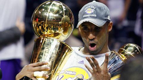 Kobe Bryant décroche la NBA pour la 4e fois de sa carrière.