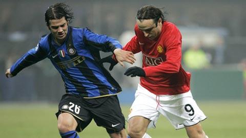 L'Interiste Chivu (à gauche) et Berbatov jouent une place en 1/4.