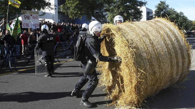 Environ 2000 manifestants ont protesté devant le bâtiment où se réunissaient les ministres.