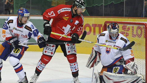 Goran Bezina devant le gardien slovaque Branislav Konrad.