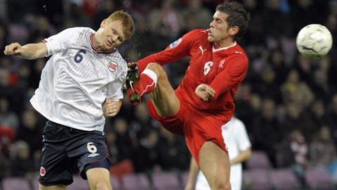 Riise et Huggel au contact sous la pluie genevoise.