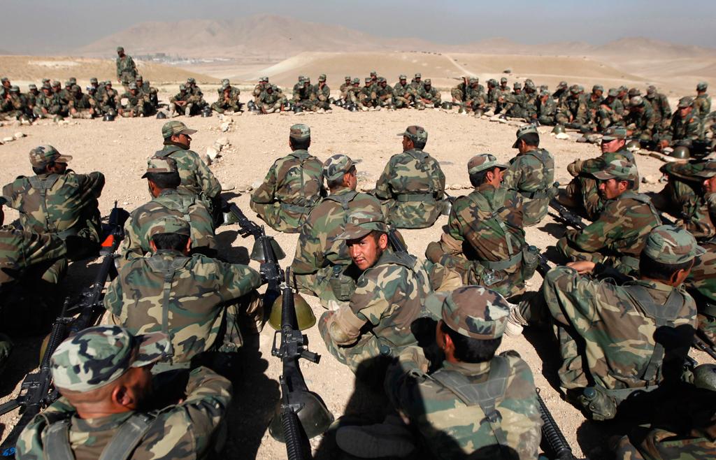 Les nouvelles recrues de l'armée afghane se préparent au combat.