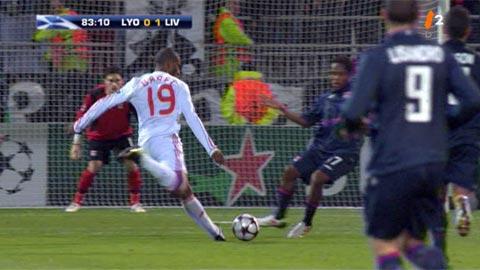 Football / Ligue des Champions: Gr. E: Olympique Lyonnais - (83') Babel ouvre le score pour Liverpool (1)