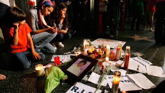 Des messages, bougies et fleurs déposés sur l'étoile du "Walk of Fame" à Hollywood.