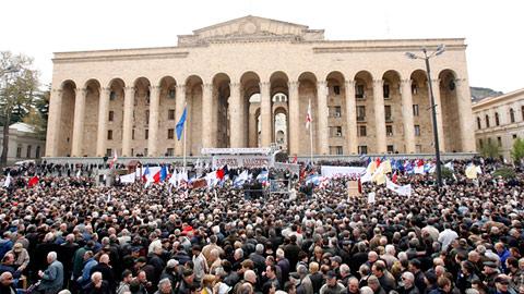 L'opposition réclame la démission du président Saakachvili.