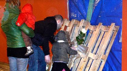 Choqués, des gens sont venus déposer des fleurs à l'entrée de la crèche.