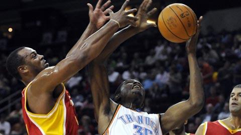 Kevin Durant (en blanc) se bat en vain, le Thunder sera battu.