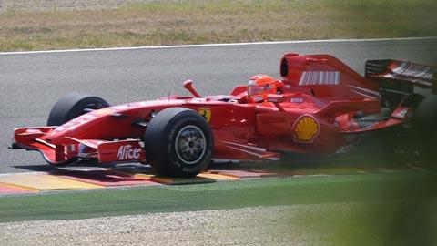 "Schumi" a ressorti une "vieille" Ferrari pour reprendre ses marques.