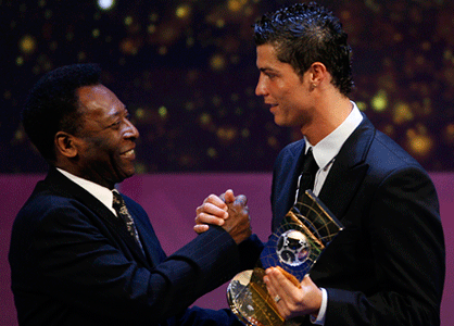 Cristiano Ronaldo a reçu son trophée des mains du "Roi" Pelé.