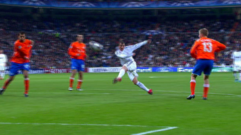 Football / Ligue des Champions: Bel arrêt du gardien zurichois Leoni sur une frappe du Madrilène Van der Vaart (66e).