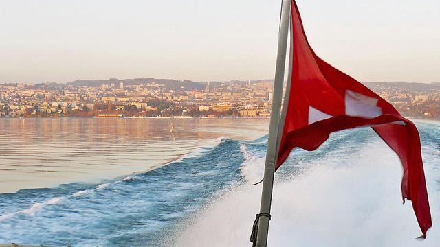 Le Navibus, bateau rapide de la CGN, assure le transport quotidien des pendulaires entre Lausanne et Thonon.