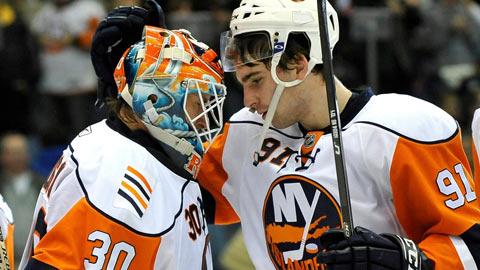 Le gardien Roloson et Tavares, auteur du 3-2, savourent la victoire.