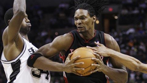 Chris Bosh (32 pts) tente un passage, mais les Spurs veillent.