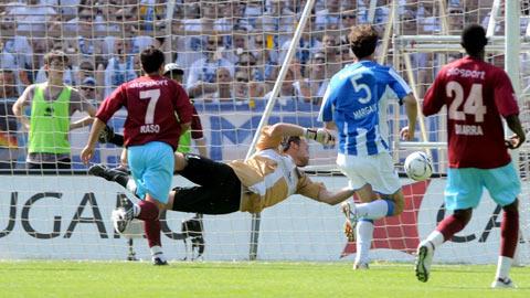 Bucchi est battu par le tir d'Alphonse: c'est 1-0 et le titre pour Zurich!