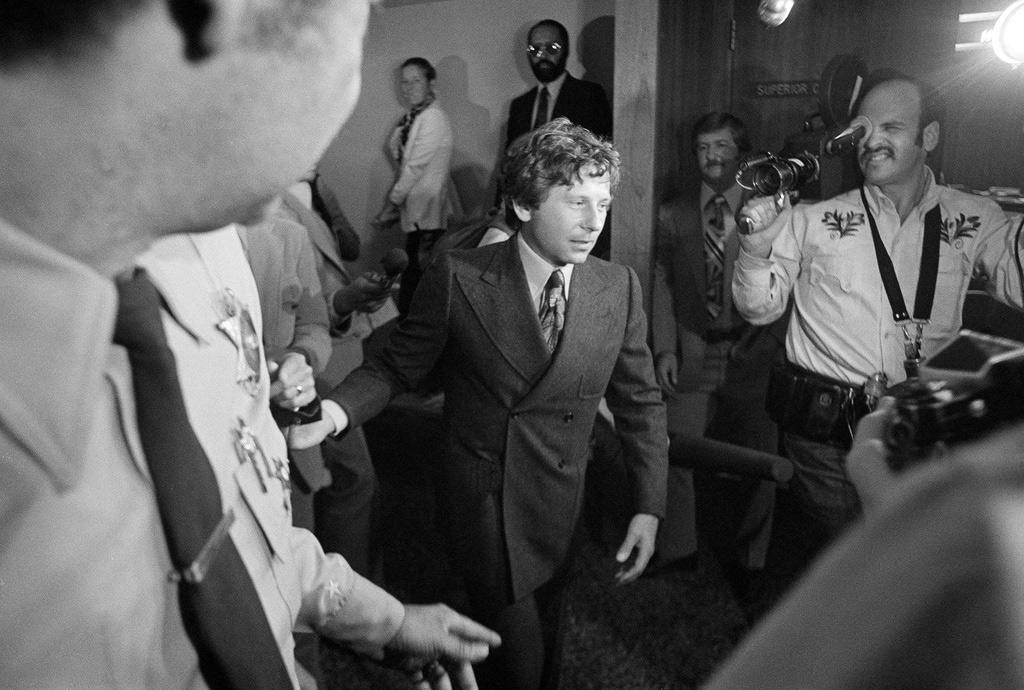 Polanski quittant le tribunal de Santa Monica en 1977