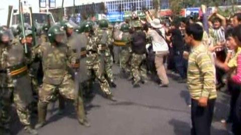 Colère des Ouïghours en Chine - En Chine, malgré les forces de l'ordre, au moins 200 ouïghours sont descendus dans la rue pour demander des comptes au gouvernement après la répression sanglante, ce week-end.